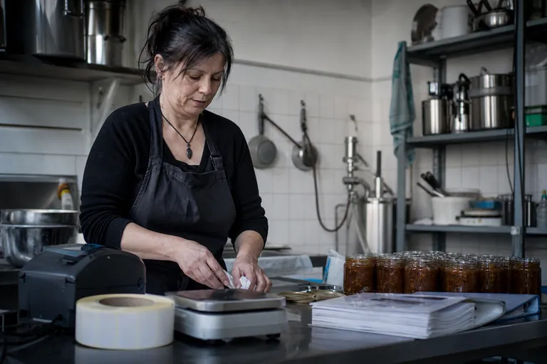 Arbeitsmittel für Rezeptur, Etikettierung und Abfüllung von Chutneygläsern